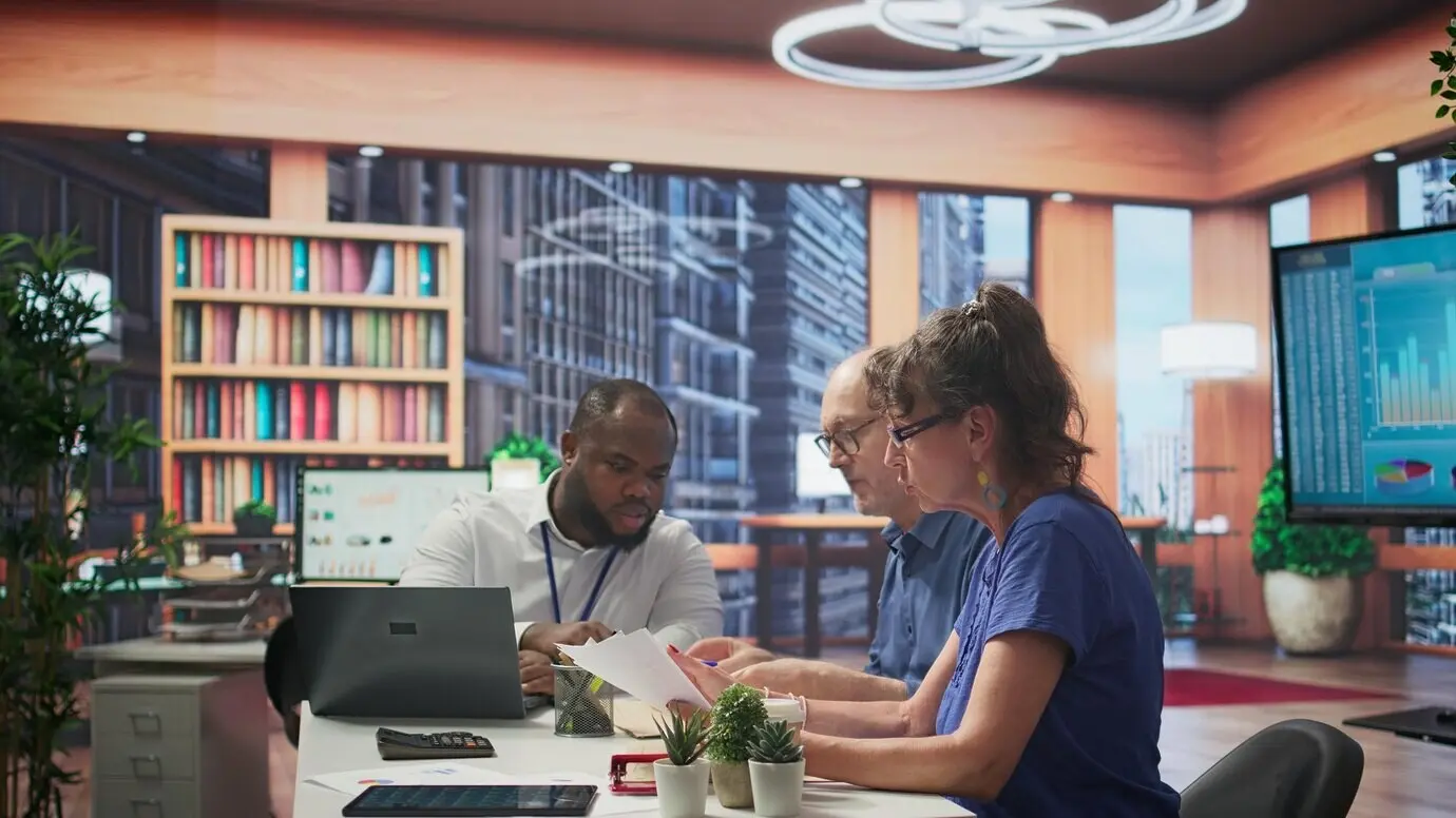 Ältere Menschen bitten einen Finanzexperten um professionelle Beratung.